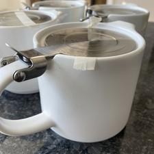Brand new Personal White 18 oz Tea pot with stainless steel infuser and Lid