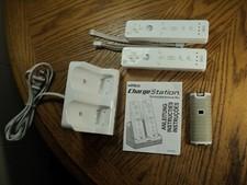 Wii Nintendo Charging Station by NYKO w/ 2 Controllers & Manuals PLUS