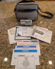 Olympus Stylus 400 4MP Digital Camera w/ 3x Optical Zoom With case and charger