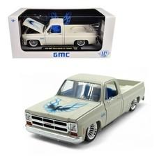M2 Machines 1:24 GMC Sierra Grande 15 Custom 1976 Square Body Pickup White Blue