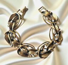 Vintage Textured Gold Tone Leaf Vine Link Style 7.5 Inch Mid Century Bracelet