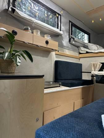 2015 Four Wheel Camper! Excellent condition 12