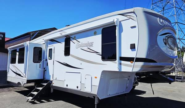 The 2021 Palomino Columbus 329DVC
