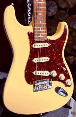 2014 Limited Edition American Standard Stratocaster® Vintage White 3