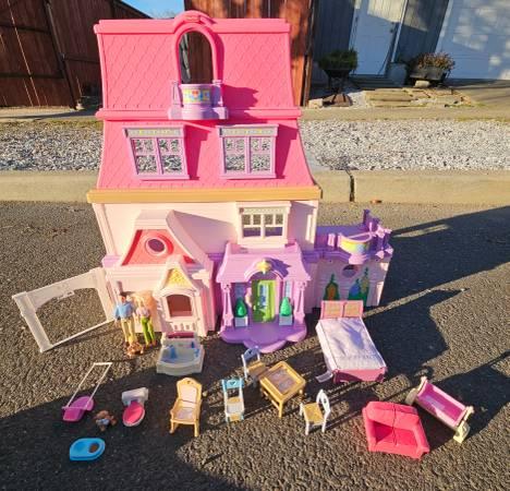 Vintage Fisher Price Loving Family Dollhouse with Dolls and Furniture 14