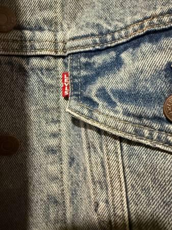 Levi's women's distressed denim trucker jacket M 3