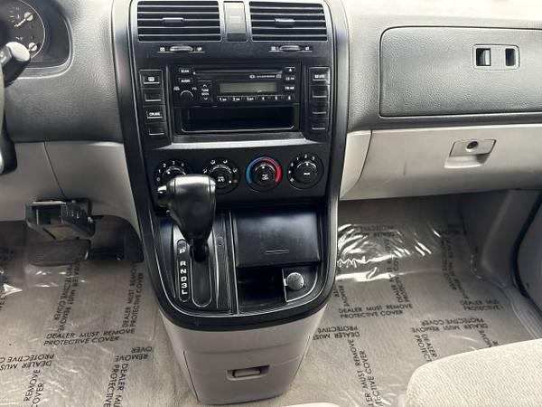 2005 Kia Sedona LX 22