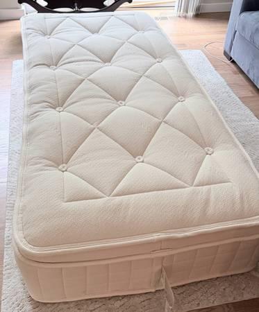 17.5” TWIN XL Avocado LUXURY ORGANIC PILLOWTOP MATTRESS (I DELIVER)