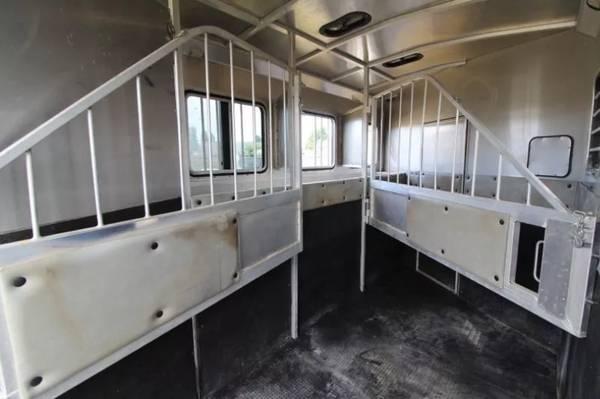 Used Classic 3 Horse Living Quarters Trailer Slide On Board Generator 4