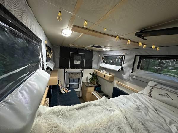 2015 Four Wheel Camper! Excellent condition 8