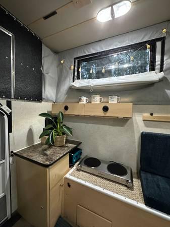 2015 Four Wheel Camper! Excellent condition 9