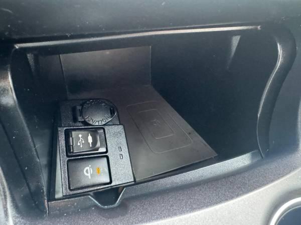 2015 Toyota Camry Hybrid Electric XLE Sedan 17