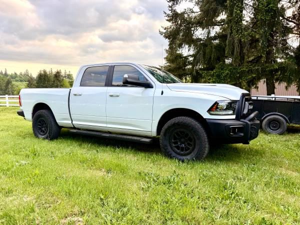 2017 DODGE RAM 4x4 Low miles. 8