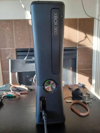 Xbox 360 S 250GB w/ games and wired controller
