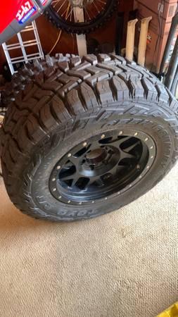 33” Toyo R/T With 6 lug wheel (ONLY ONE) $500 OBO