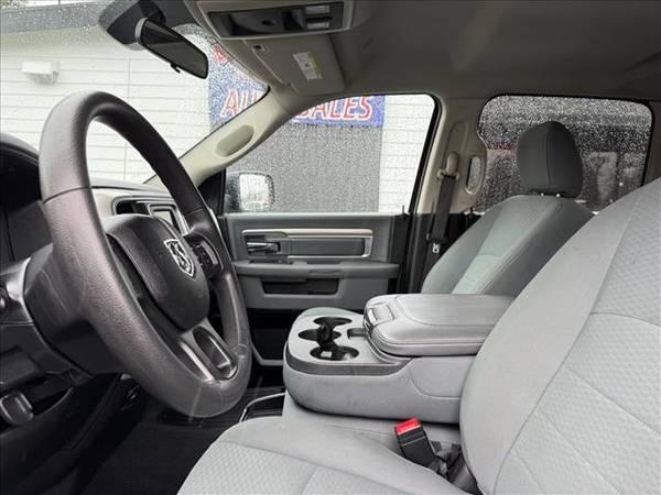 2020 RAM 1500 Classic 4x4 4WD Truck Dodge SLT Crew Cab 6.3 ft. SB Pickup 19