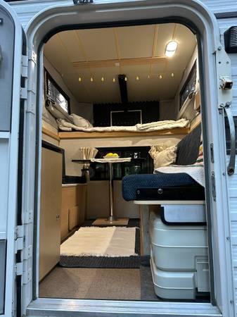 2015 Four Wheel Camper! Excellent condition 5