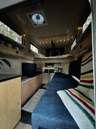 2015 Four Wheel Camper! Excellent condition 6