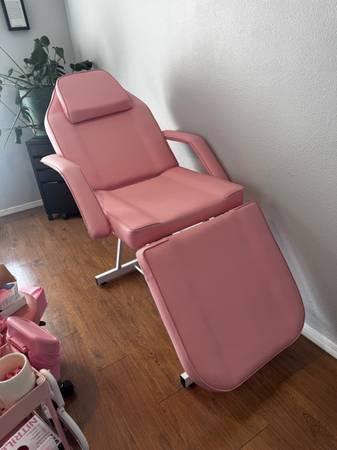 Complete lash business ready to go - massage, tattoo, pink bed 17