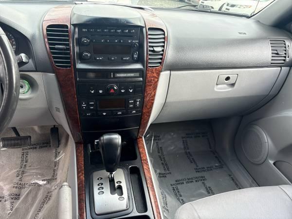 2005 Kia Sorento LX 2WD 22