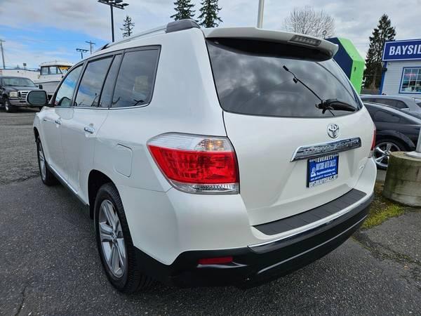 **Super Sale** 2013 Toyota Highlander Limited **We Finance** 3