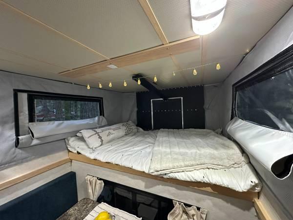 2015 Four Wheel Camper! Excellent condition 18