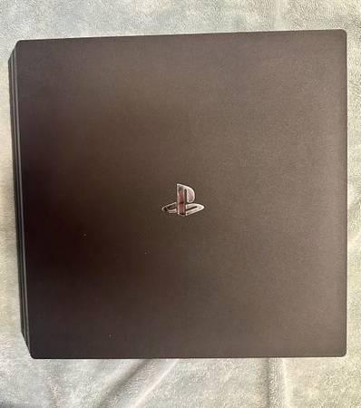 PS4 Pro 1TB (excellent condition, includes all cables and controller, in origina 9