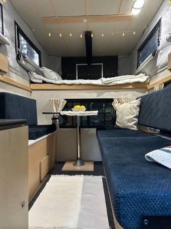 2015 Four Wheel Camper! Excellent condition 13