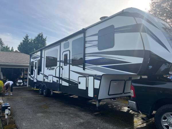 2018 FUZION TOY HAULER