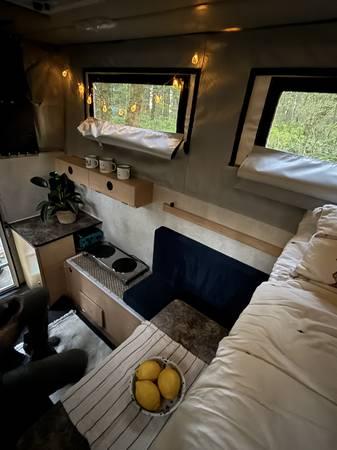 2015 Four Wheel Camper! Excellent condition 11