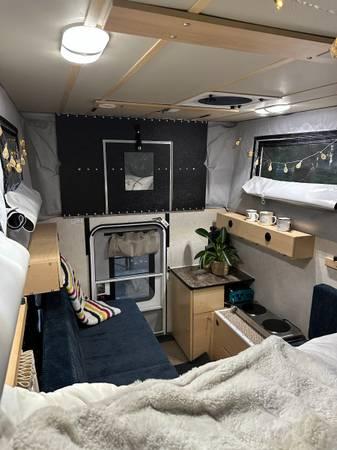 2015 Four Wheel Camper! Excellent condition 19
