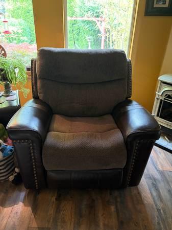 Reclining loveseat and reclining chairs