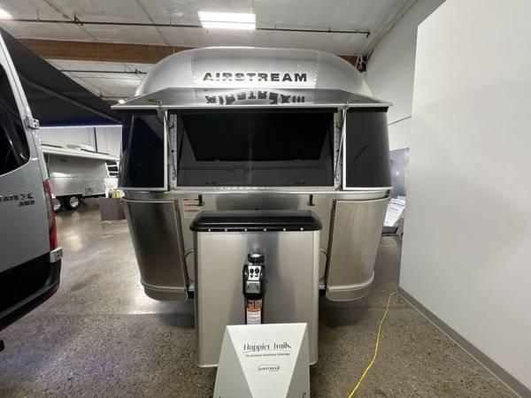 2024 Airstream Flying Cloud 23FB  Travel Trailer Trailer 7