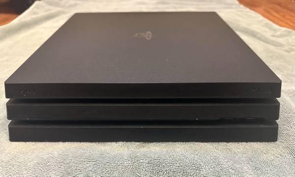 PS4 Pro 1TB (excellent condition, includes all cables and controller, in origina 2