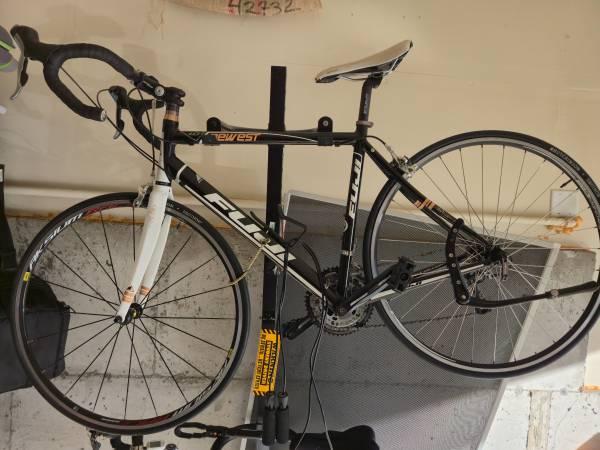 Fuji Road bike M (mens) / GT  S (womens) / Trek MT 220