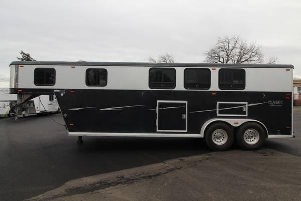 2004 Classic Weekender LQ 3 Horse Trailer Side Tack Dinette Kitchenett