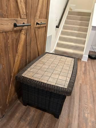 Like-New Patio Coffee table/Cocktail table 3