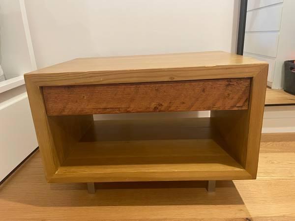 Mid century modern wood end table/bedside table with 1 drawer