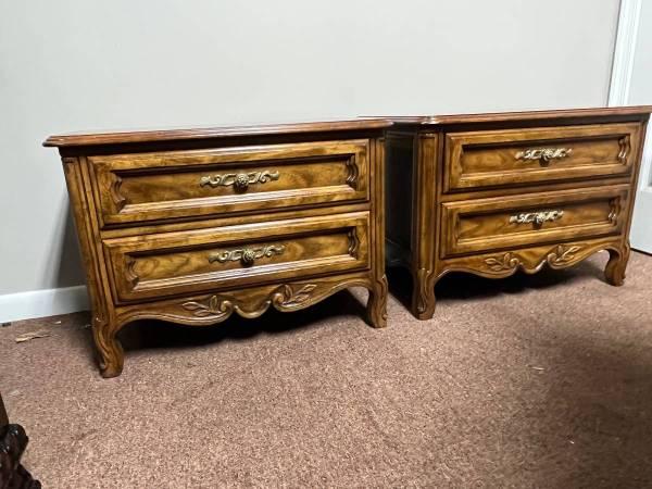 Vintage Drexel Pair Louis XV French County Style Oak Nightstands 2