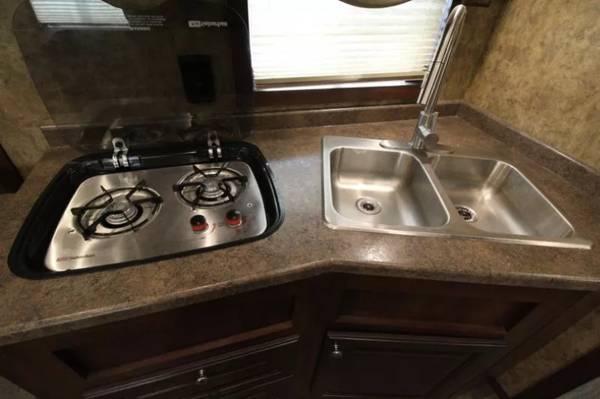 Exiss Endeavor 12'sw Living Quarters 3Horse aluminum Trailer 8'Wide 14