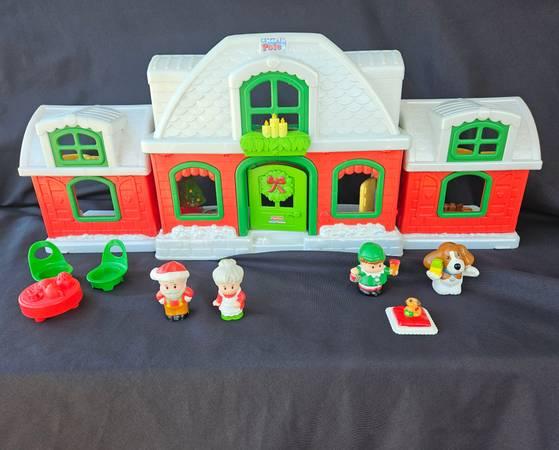 2012 Fisher Price Little People Santa's North Pole Cottage Village Toy