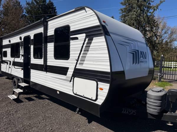 2025 Momentum 27MAV Toy Hauler/ Camper