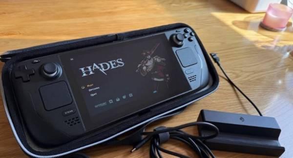 Valve Steam deck with 512GB of storage (LCD version). 2