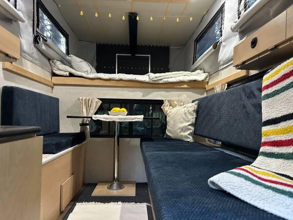 2015 Four Wheel Camper! Excellent condition 14