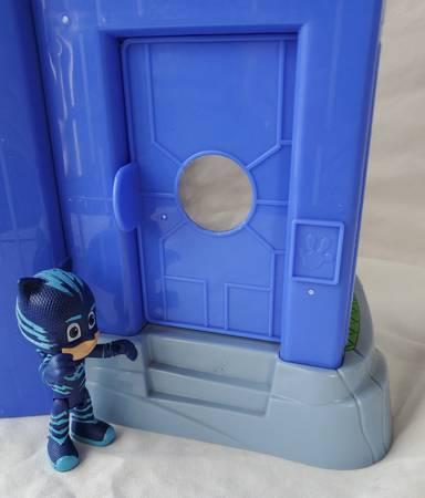 PJ Masks Deluxe Headquarters Playset with Cat Boy and Quad Toy 20