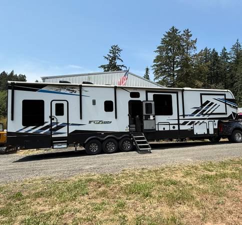 2023 Keystone Fuzion 429 Fifth wheel
