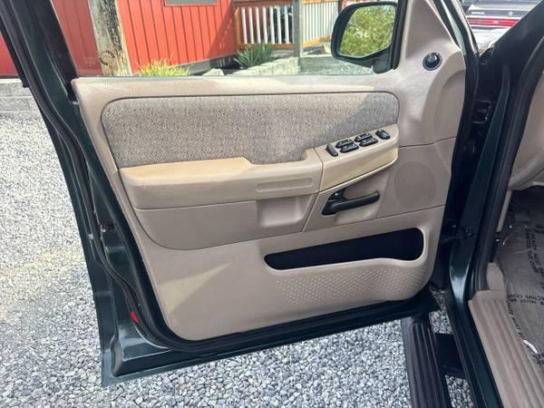 2002 Ford Explorer XLS 4WD 18
