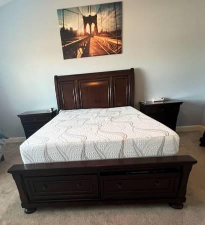 Hardwood queen size bed with dress (nightstand is not included) 2
