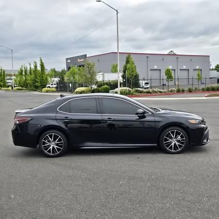 2022 Toyota Camry SE Sedan 33MPG Clean Commuter 4