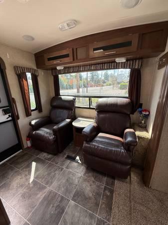 2015 Forest River Wildcat Maxx 27RLS 32’ 10